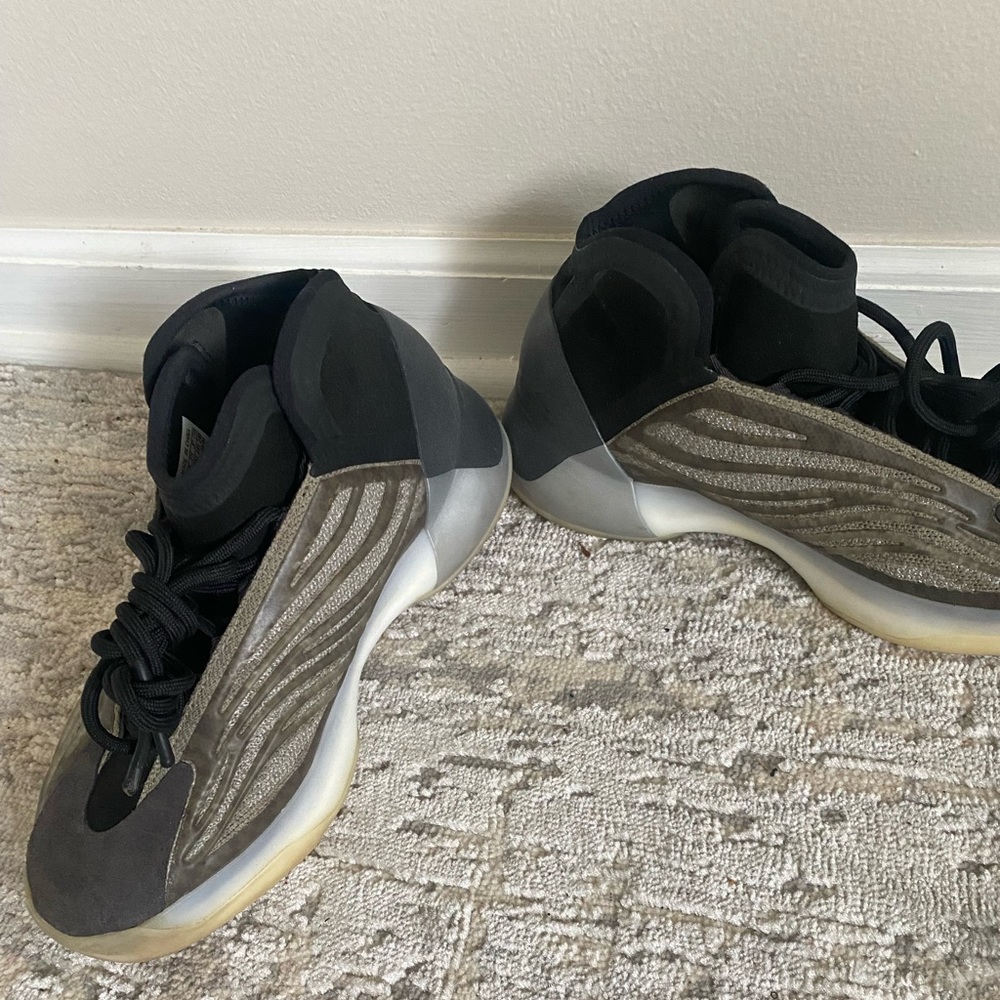 Yeezy Quantum 6.5 men 8 women